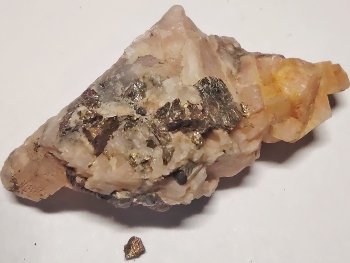 Krystaly pyritu v křemeni