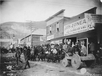 Front Street v Dawson City byla Klondike Broadway