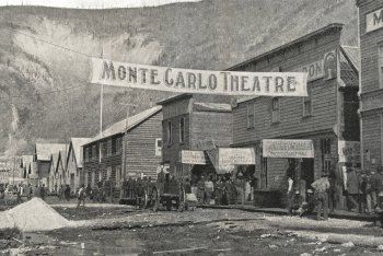 Front Street v Dawson City byla Klondike Broadway