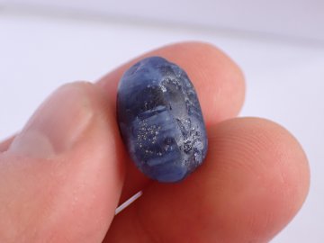 Safír surový krystal 23,6ct Srí Lanka, modrý…